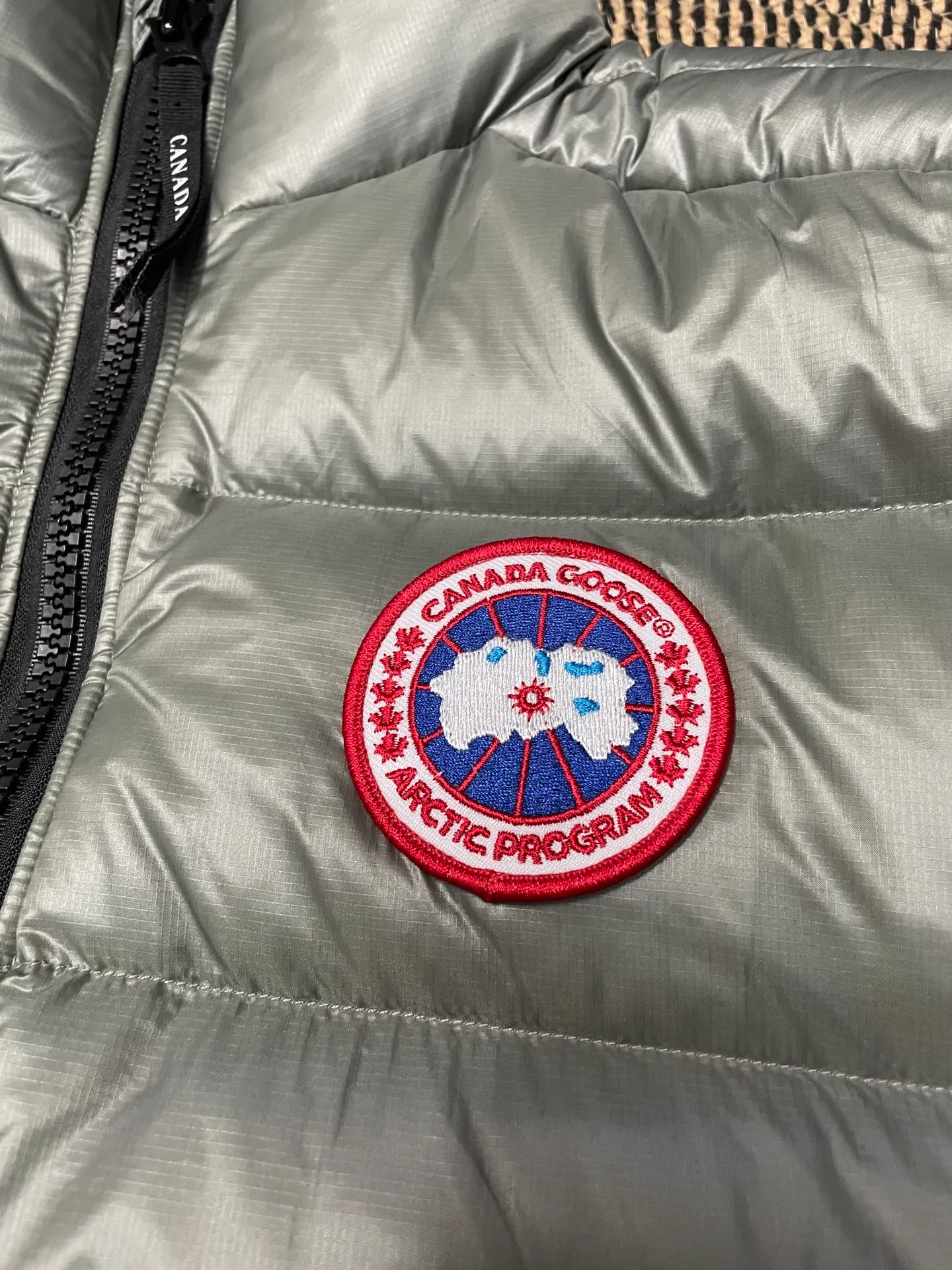P560 Canadian brand CanadaGoose men's and women's CROFTON lightweight down vest 2229M DWR water-repellent treatment WindWall windproof fabric 700 fleece filling original mold opening details one to one production The upper body effect is stunning Exclusively available on the Xiaohongshu purchasing platform The highest version on the market Size: XS S M L XL XXL